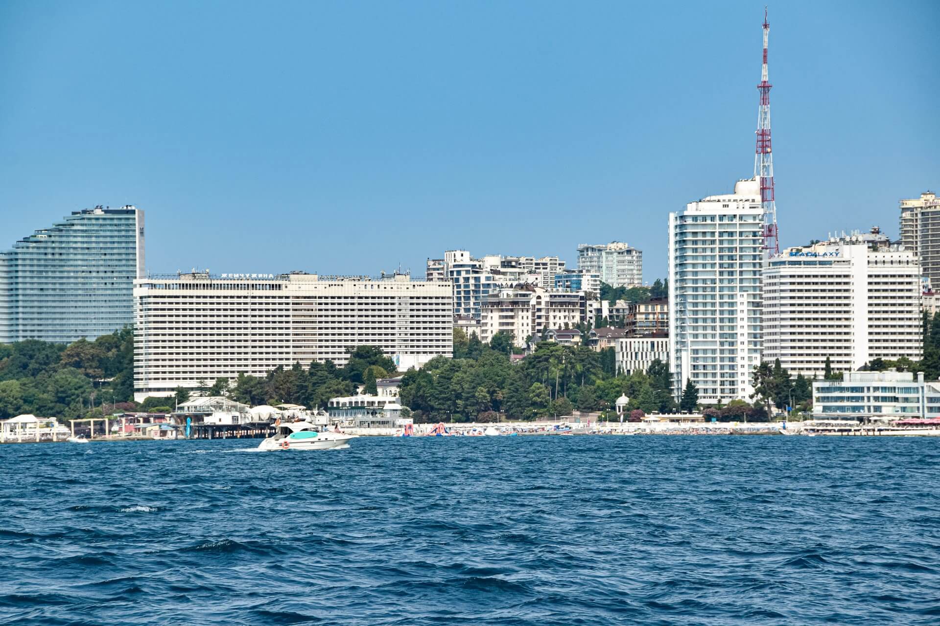 Пейзаж с берегом Сочи