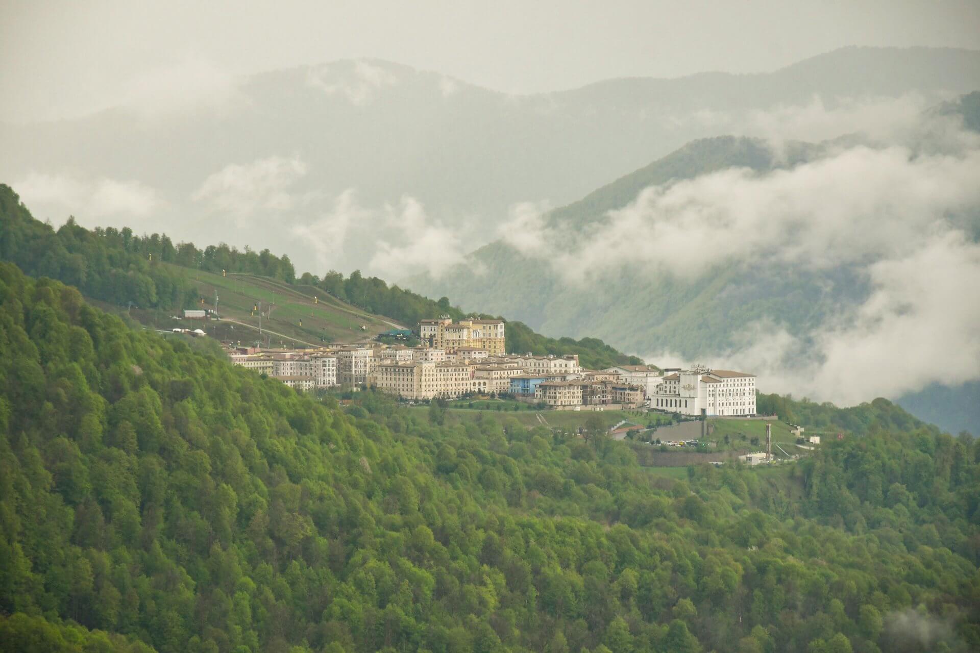 Пейзаж с горным курортом на Красной Поляне