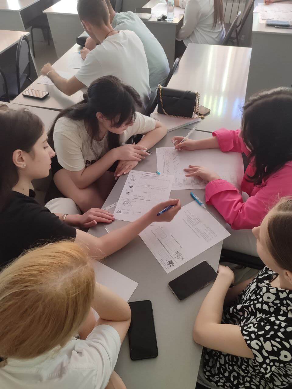 Студенты в аудитории играют в игру Бюджетилия