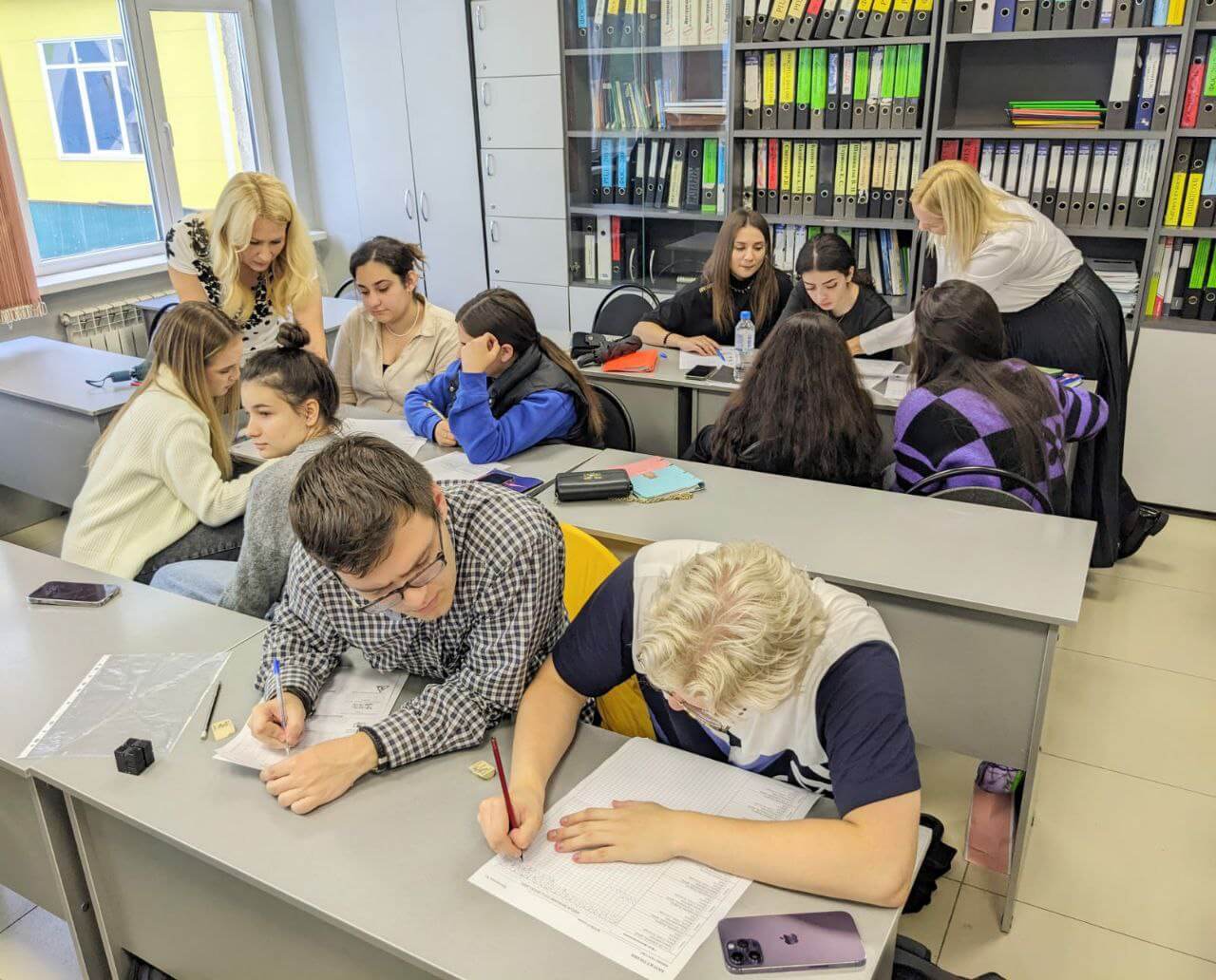 Студенты в аудитории играют в игру Бюджетилия