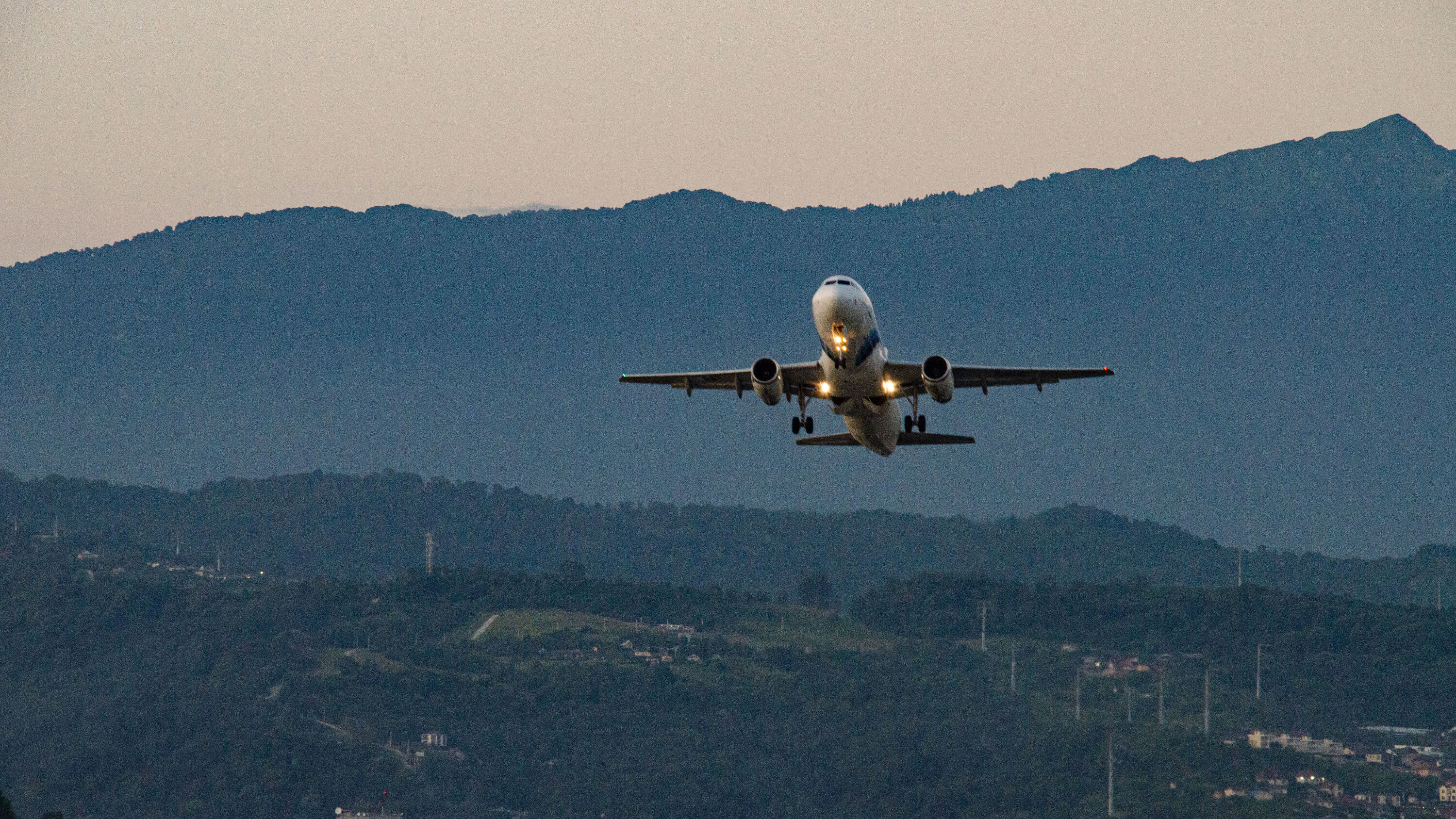 Фотография летящего самолета в сочинском аэропорту