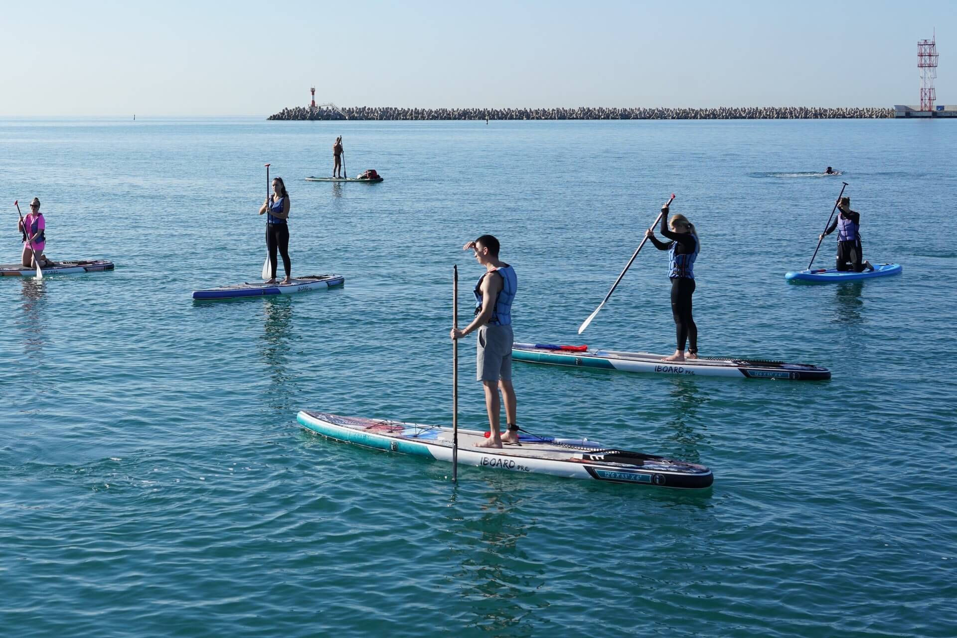 На фото сап-серфингисты в море