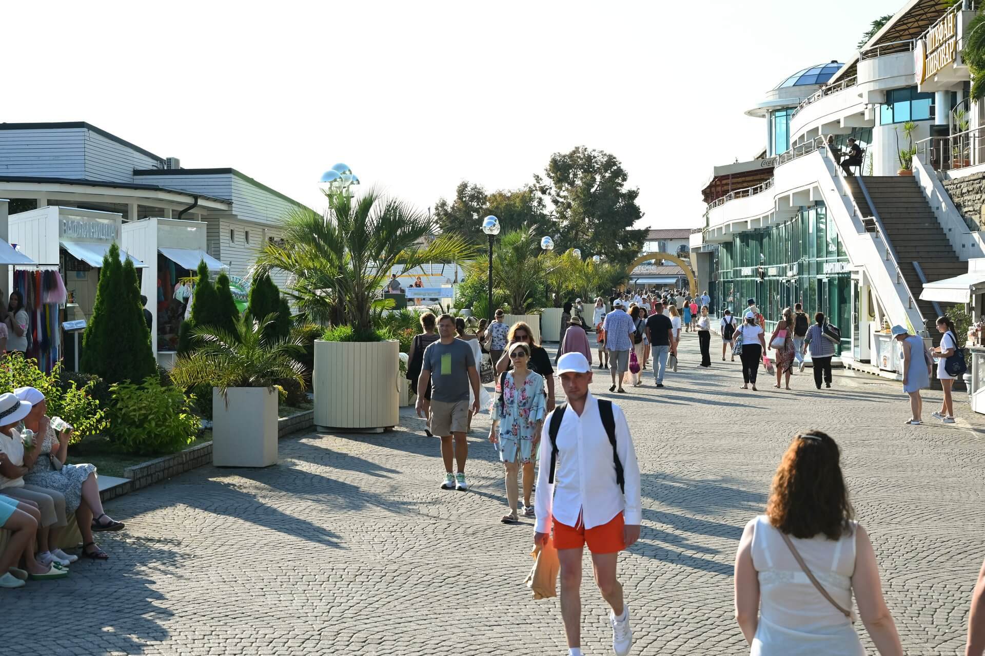 На фото люди туристы гуляют по набережной Сочи