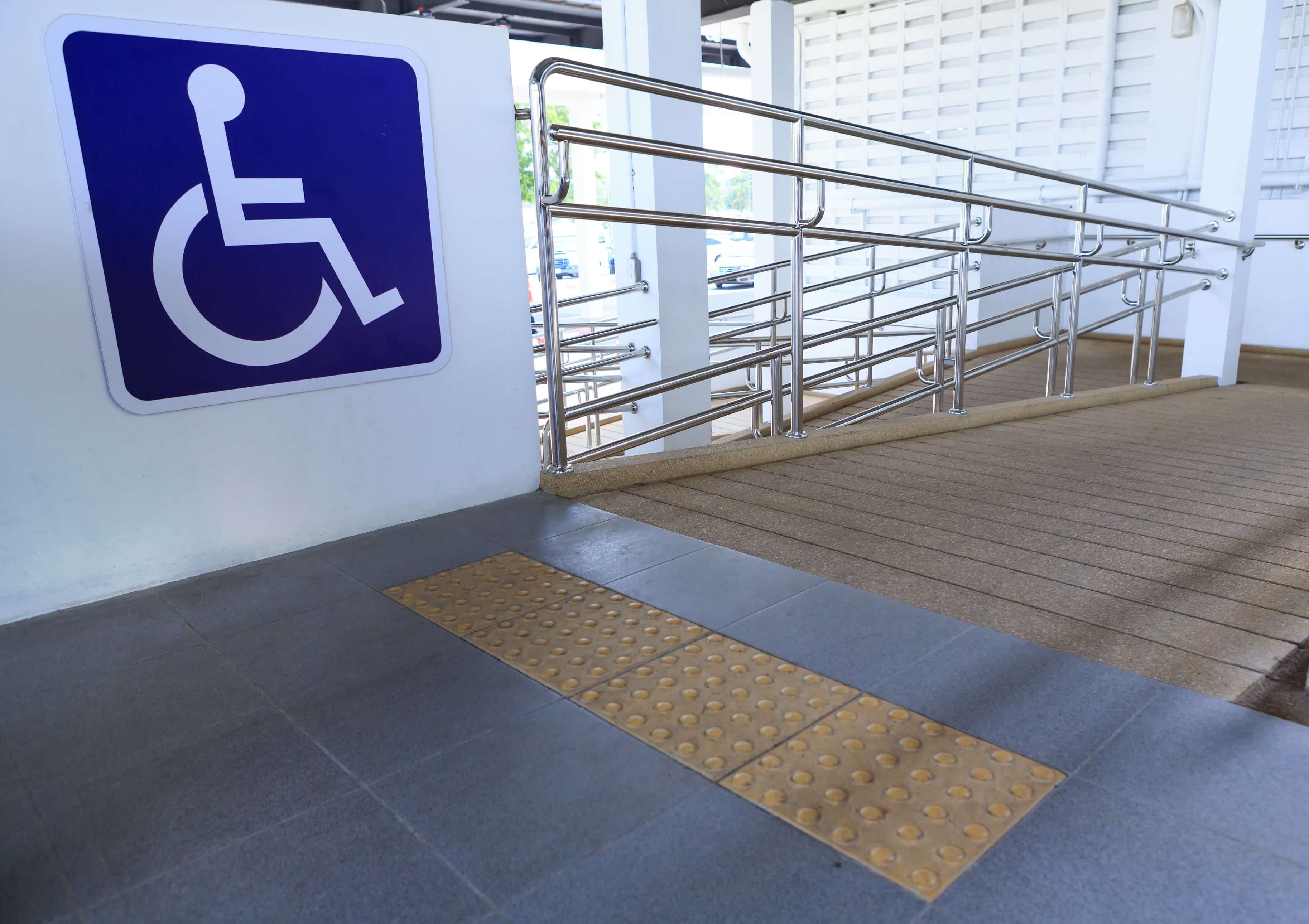 На фото лестница для людей с ограниченными возможностями