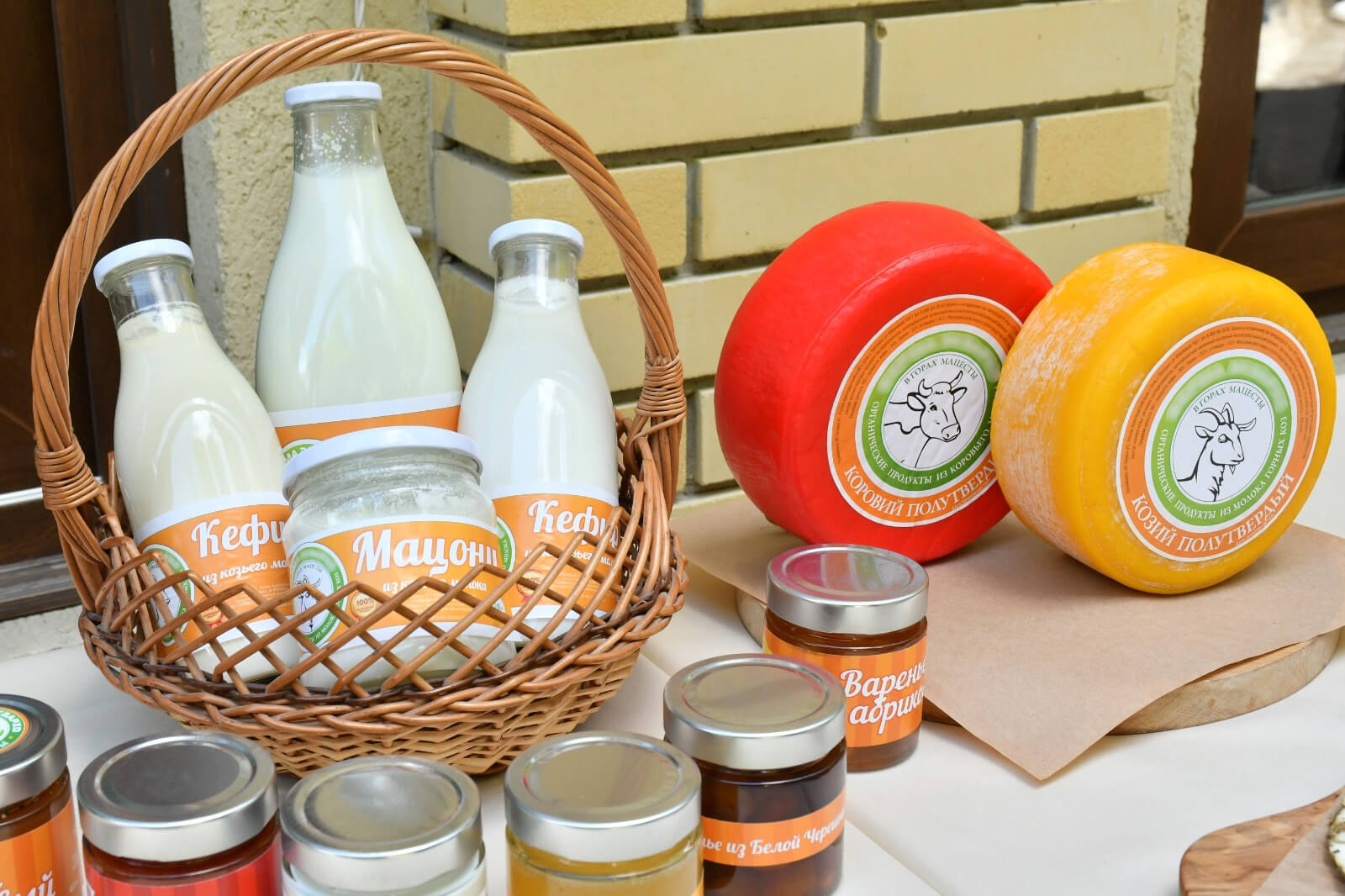 На фото товары Выбирай сочинское