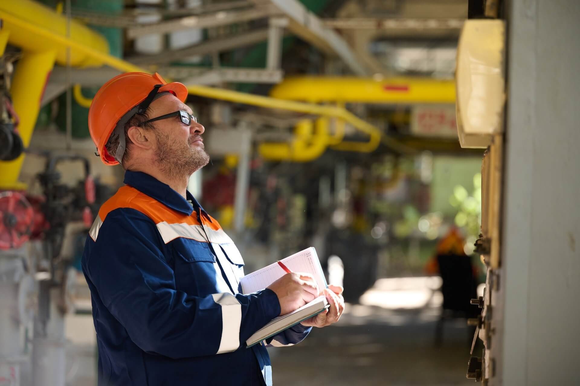 На фото сотрудник ЖКХ