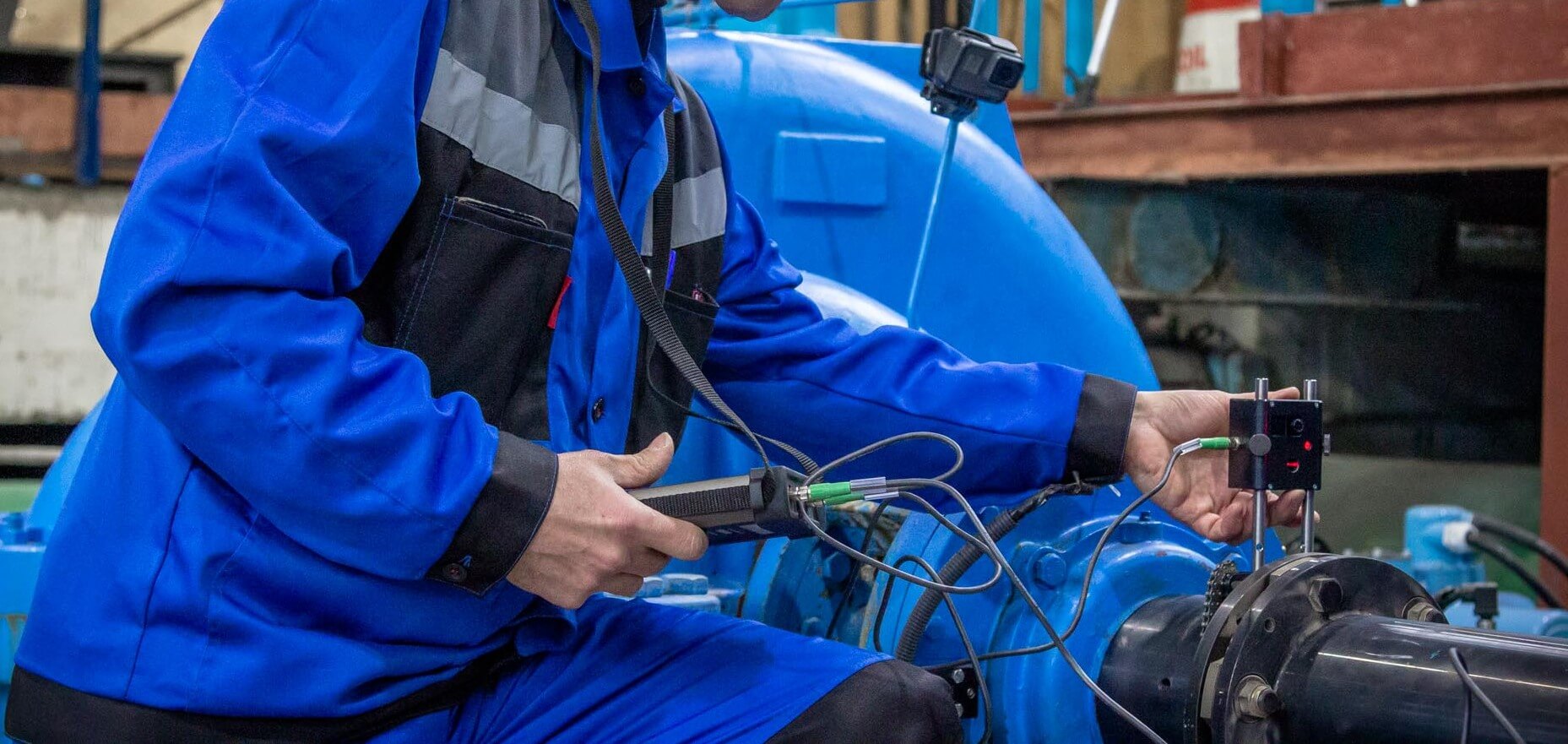 На фото специалист по водоотведению и водоснабжению