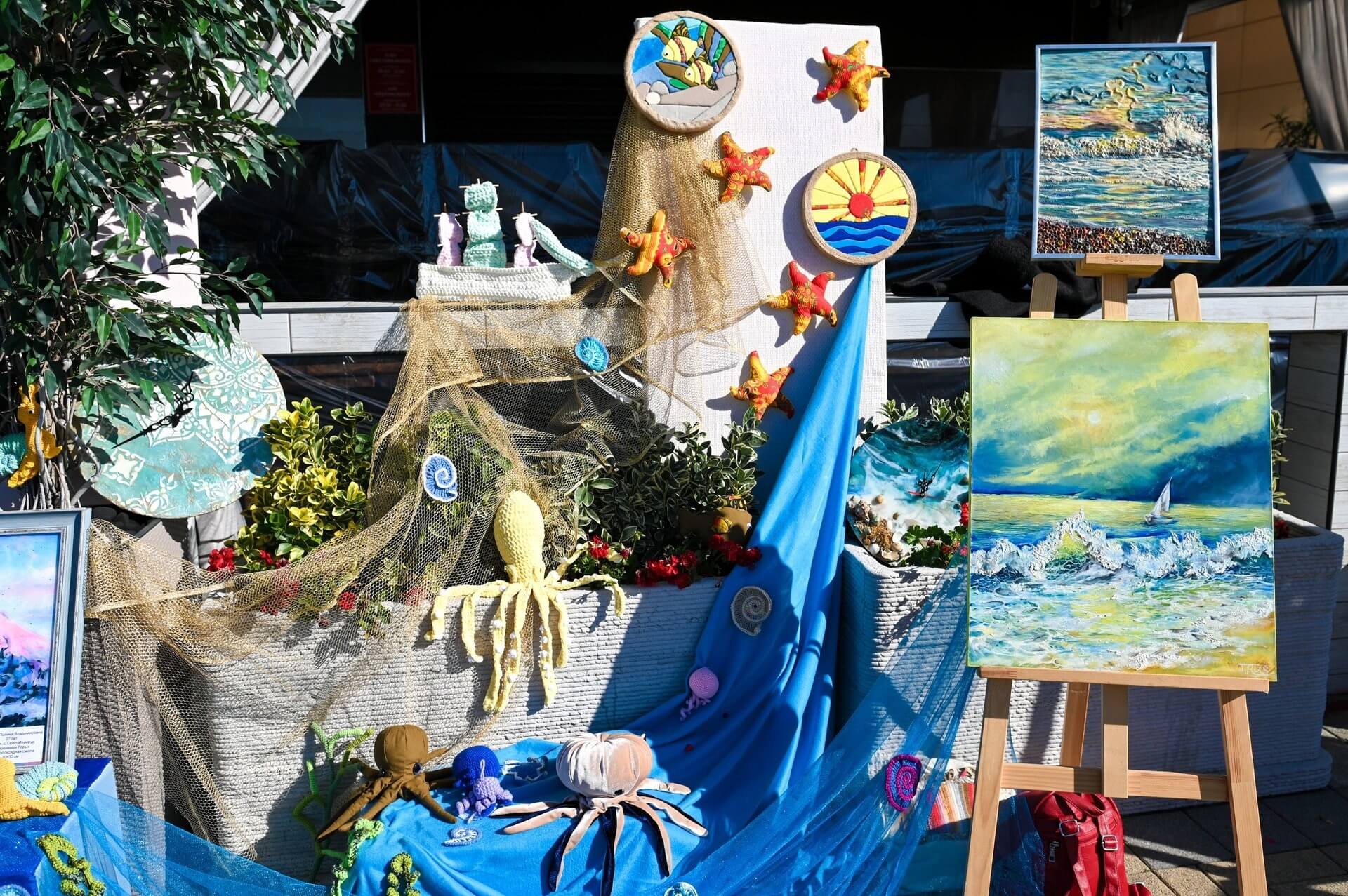 На фото фигурки и картины связанные с Черным морем