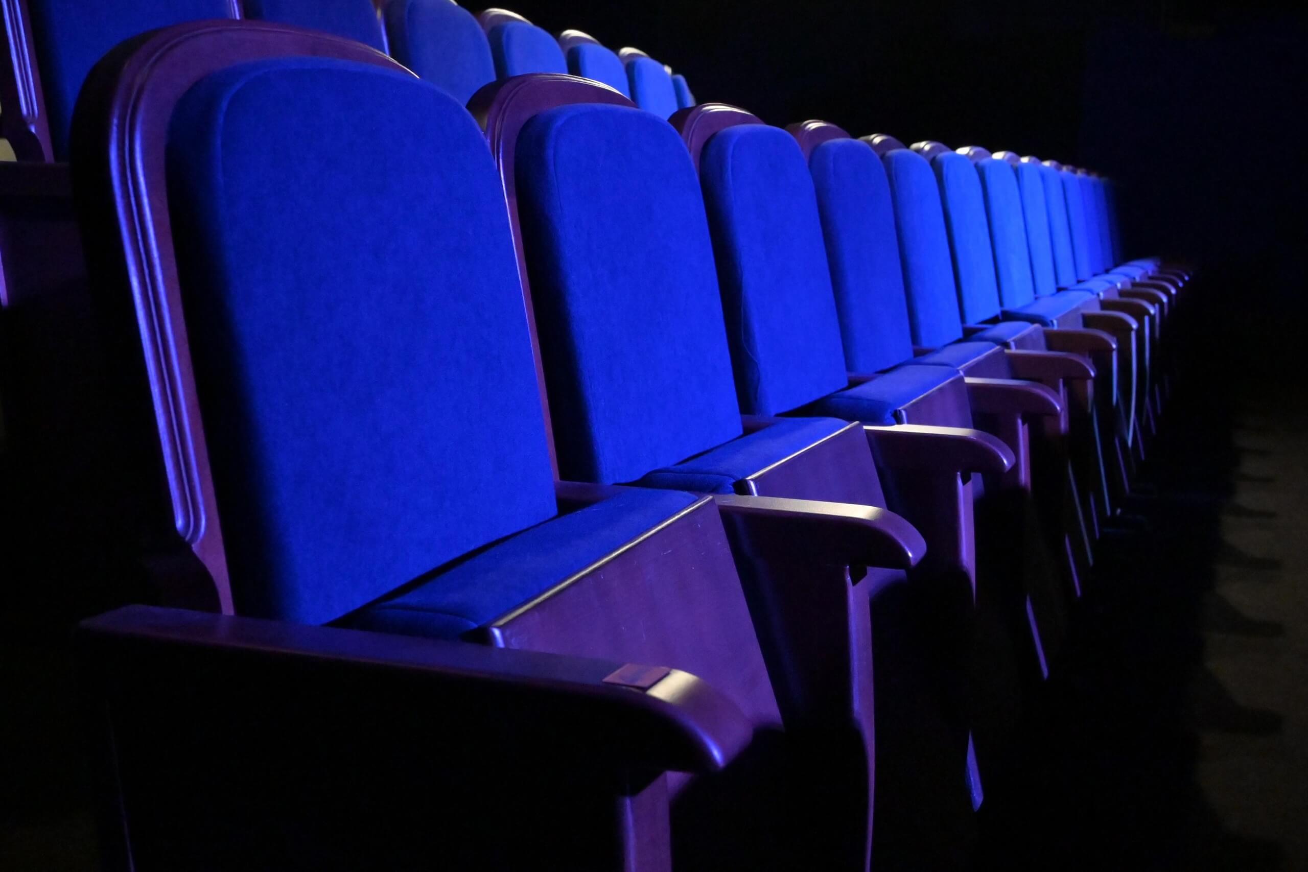 На фото сиденья в кинотеатре
