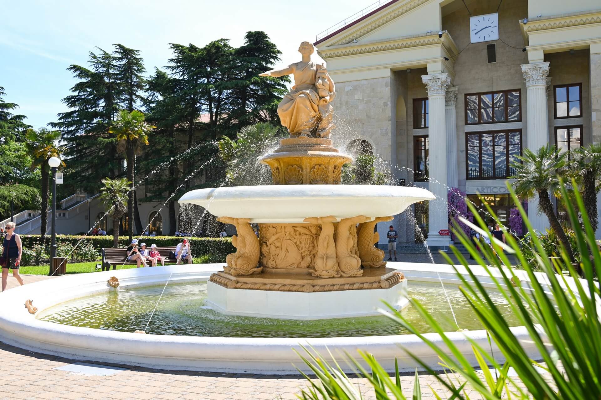 На фото фонтан на морпорту