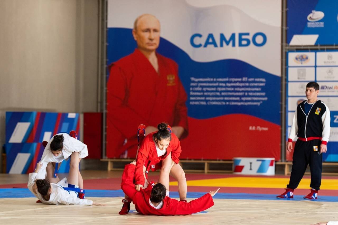 На фото тренировка по самбо