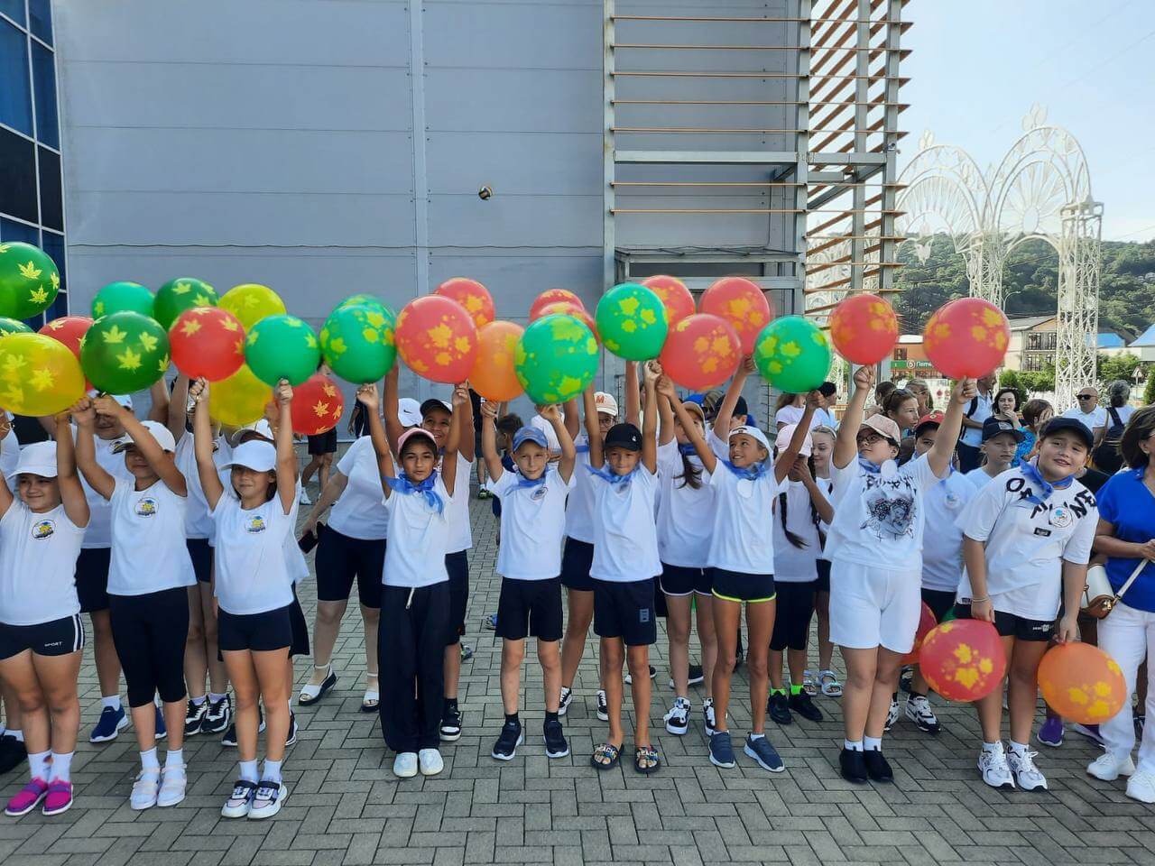 На фото дети занимаются физкультурой