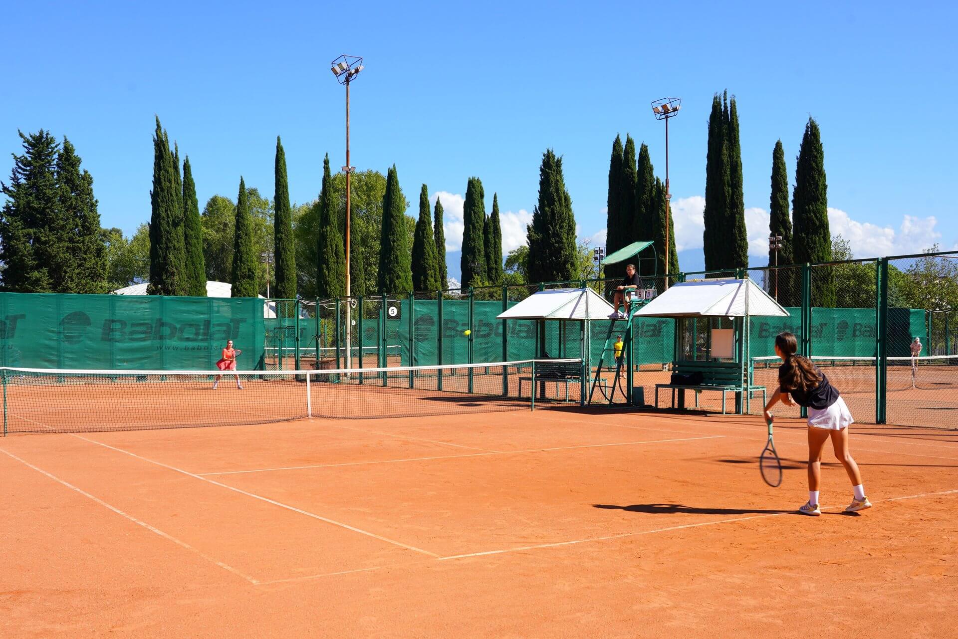 На фото теннисисты играют в теннис