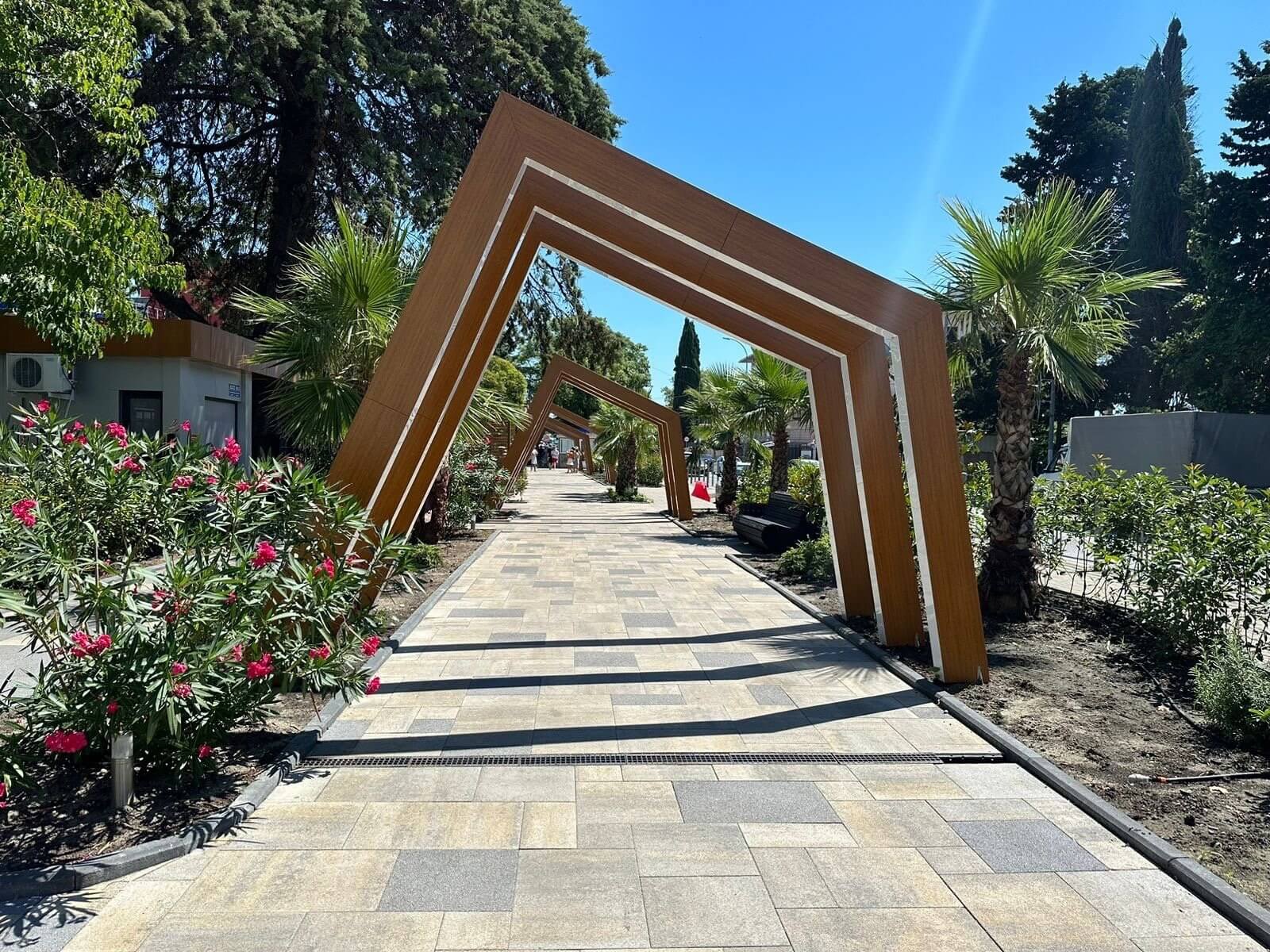 На фото благоустроенный сквер города Сочи