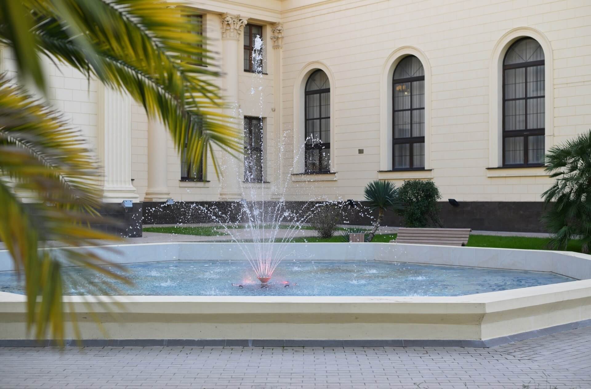 На фото фонтан у здания города Сочи