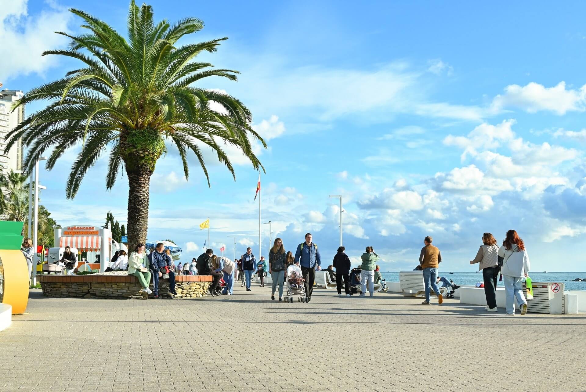 На фото туристы на набережной Маяк