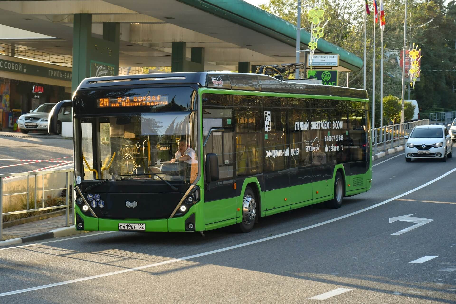 На фото автобус зеленого цвета на газомоторном двигателе