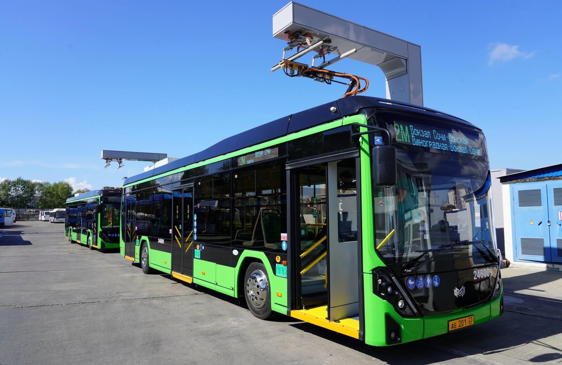 На фото новый электробус Сочи на заправке