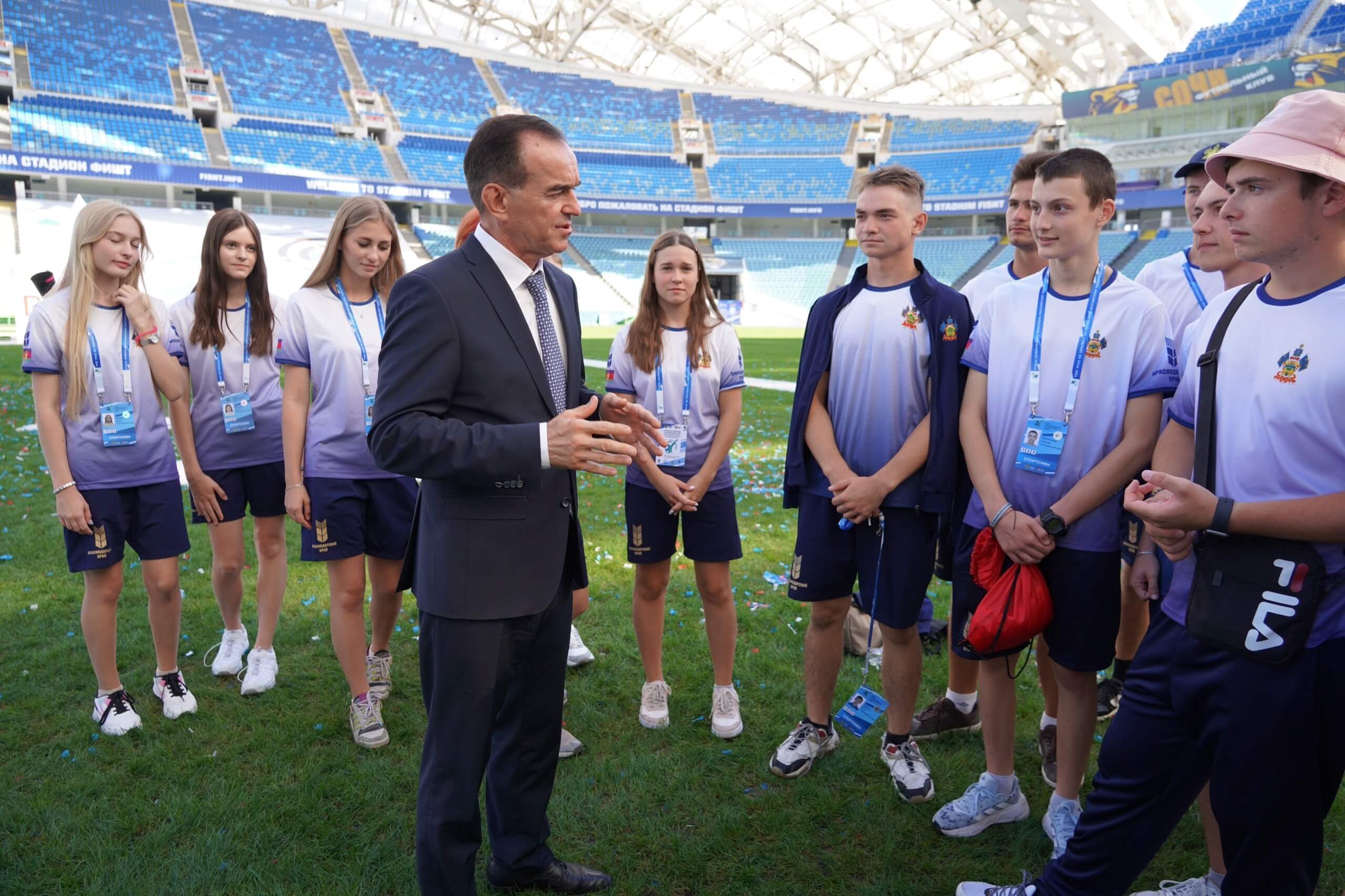 На фото молодежь с губернатором Краснодарского края на стадионе Фишт